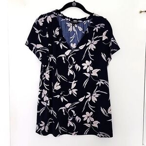Banana Republic Floral dark navy/cream blouse
